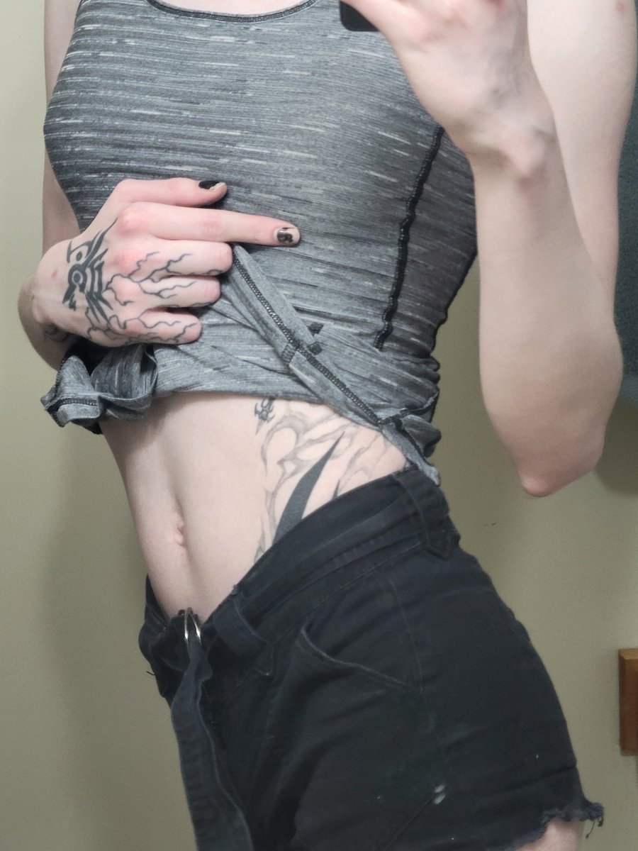 comfykn1fe's tweet photo. I love this tank top btw https://t.co/URkH51f55Q