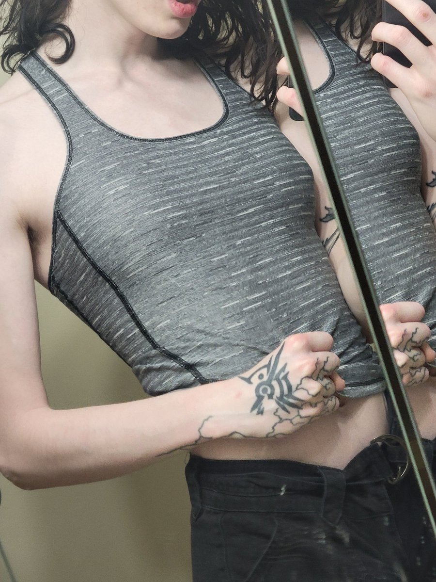 comfykn1fe's tweet photo. I love this tank top btw https://t.co/URkH51f55Q