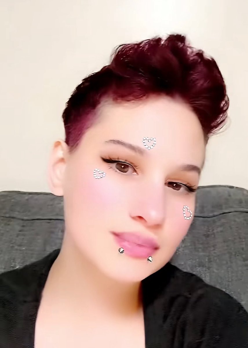 PopBase's tweet image. Gypsy-Rose Blanchard debuts pixie cut:

“I’m having some fun while growing out my pixie. Took the opportunity to have a little Halsey inspo vid.”