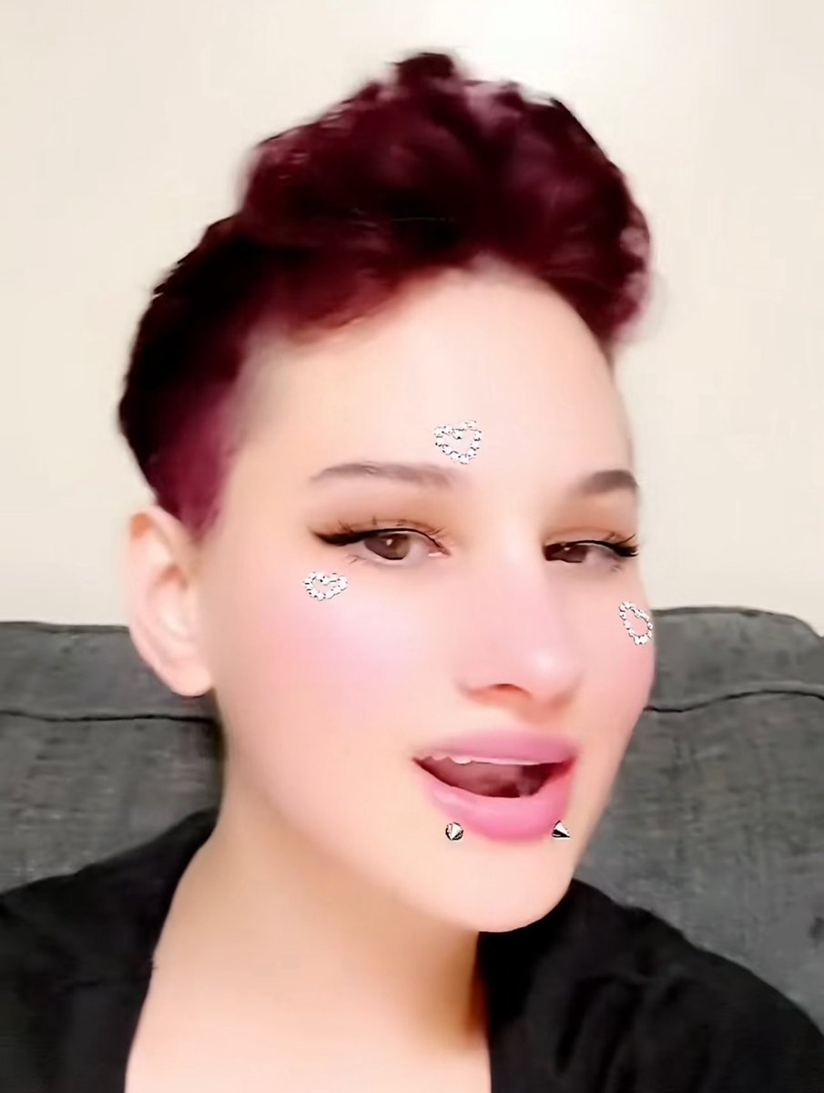 PopBase's tweet image. Gypsy-Rose Blanchard debuts pixie cut:

“I’m having some fun while growing out my pixie. Took the opportunity to have a little Halsey inspo vid.”