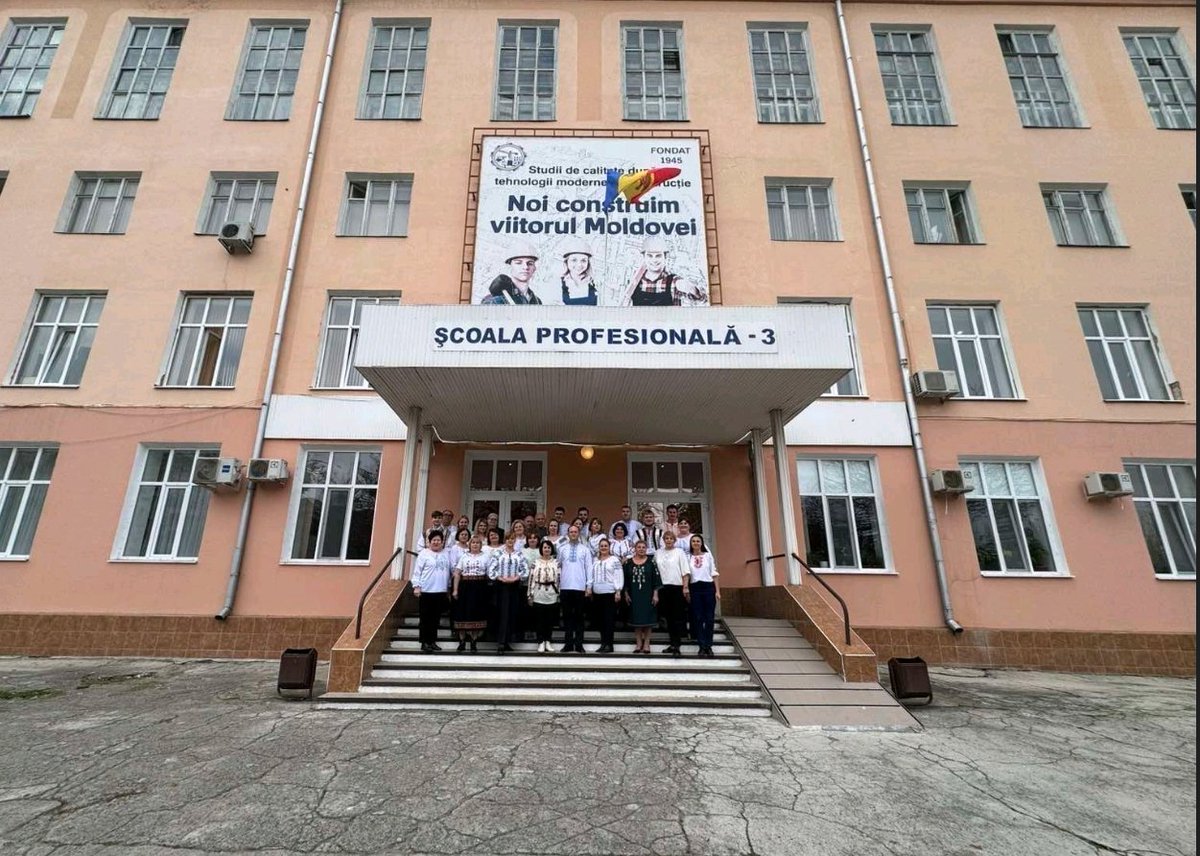 sp3chisinau's tweet photo. La data de 16.12.2025, Școlii Profesionale nr. 3 i-a fost înmânat Certificatul de evaluare externă a calității pentru două programe de formare profesională, de către ANACEC. Acest fapt confirmă efortul comun al întregii echipe în asigurarea unei educații profesionale de calitate. https://t.co/wgtFtGnzwj