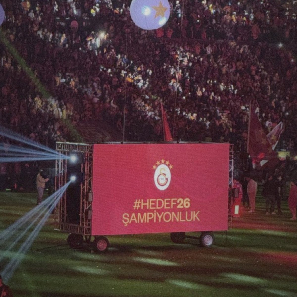 Galatasaray Genel Sekreteri Eray Yazgan: "Süper Lig'deki durumumuz da malum. Üç sene arka arkaya şampiyon olduk. Şampiyonlar Ligi'ne gitmek için önce Süper Lig'de şampiyon olmalıyız. 

Bu yüzden Türkiye'deki şampiyonluk, bizim için önemli. Sezonun ikinci yarısında puan farkını