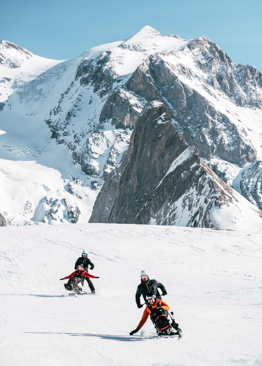 Handinova tweet media