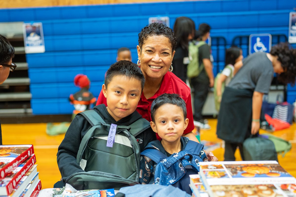 SpringISD's tweet image. Winter Literacyland brought families together Friday night at Dekaney HS for stories, activities, and reading fun — and 3,300+ books were given away!

Thank you to our generous sponsors, with special appreciation to Spring AFT, our main book sponsor, for supporting literacy…