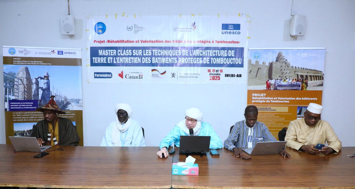 UnescoBamako's tweet photo. @UnescoBamako et @TFV_FPV, aux côtés de la Mission Culturelle de Tombouctou, lancent une #master_class dédiée aux techniques de conservation de l’architecture de terre au bénéfice de 40 #maçons_traditionnels, du 16 au 18 décembre 2025 à #Tombouctou. https://t.co/qfDcGXB1TI