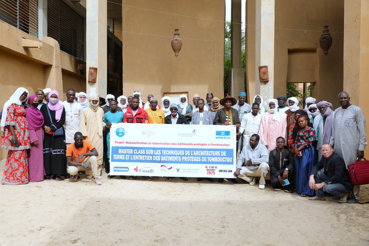 UnescoBamako's tweet photo. @UnescoBamako et @TFV_FPV, aux côtés de la Mission Culturelle de Tombouctou, lancent une #master_class dédiée aux techniques de conservation de l’architecture de terre au bénéfice de 40 #maçons_traditionnels, du 16 au 18 décembre 2025 à #Tombouctou. https://t.co/qfDcGXB1TI