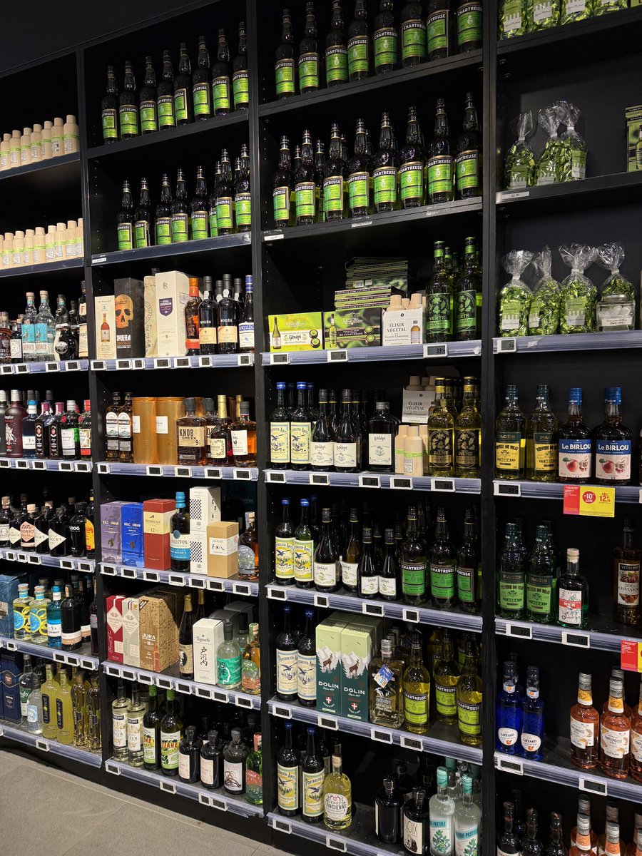 pabouger's tweet photo. @LeDL_Grenoble On parle de la multinationale qui préfère servir les supermarchés avant les cavistes du coin ? 🤬🤬🤬 #TeamChartreuse https://t.co/I7ooFCPiGy