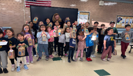 PS221Team's tweet photo. Thank you to all the many wonderful families who spent time creating luminious lanterns to light their homes for the winter! It was a warm and cozy afternoon and continues our HeArt Tradition! https://t.co/zBFyX2OTdU