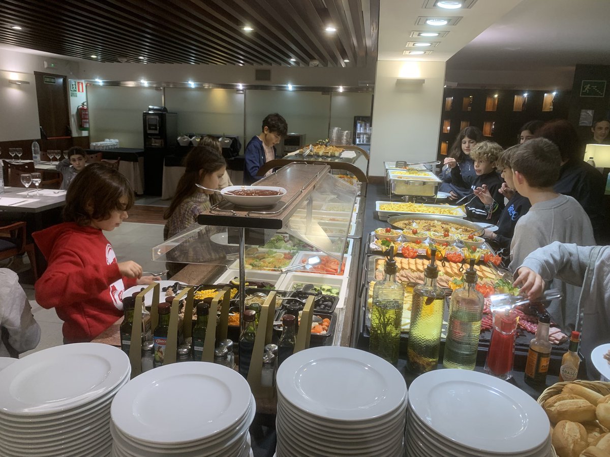 Nievegaudem's tweet photo. Y después toca reponer fuerzas 🥗 🥘 🤤 https://t.co/0oQVv41C0P