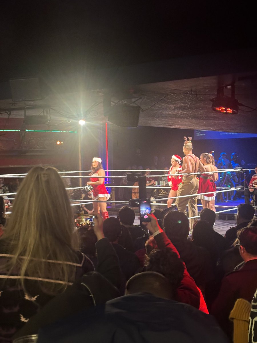 IT’S RUMBLE TIME! 

<a href="/HarrisonLeonUK/">Harrison Leon</a> and <a href="/_MaiaBeth/">Maia Beth 🌻</a> are hosting and your opening pair are 
<a href="/NeonCassius1/">Cassius💖The Neon Explosion💥</a> and <a href="/amirawrestler/">AMIRA BLAIR☘️</a> 

Did Maia, Nina, Cassius and Amira coordinate their outfits? 😂