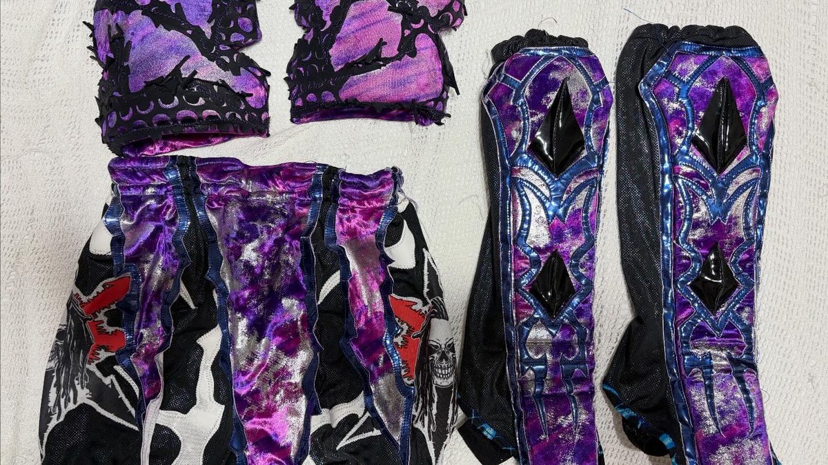 FultonWorld's tweet image. 🚨 Gear Sale 🚨
I’m selling 2 sets of in ring worn wrestling gear, worn quite literally all over the world. And I’m pretty sure the only gear for sale ever used in China.

As seen on
Impact: Against All Odds
Impact tv
AEW Dark
My China Tour

Asking $400 per set.
DM if interested