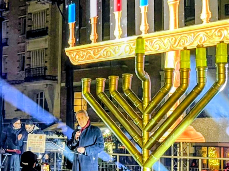 Ce soir j'allume la première bougie de #hanouka à <a href="/VilledeNeuilly/">Ville de Neuilly</a> dans un beau moment de ferveur et de fraternité