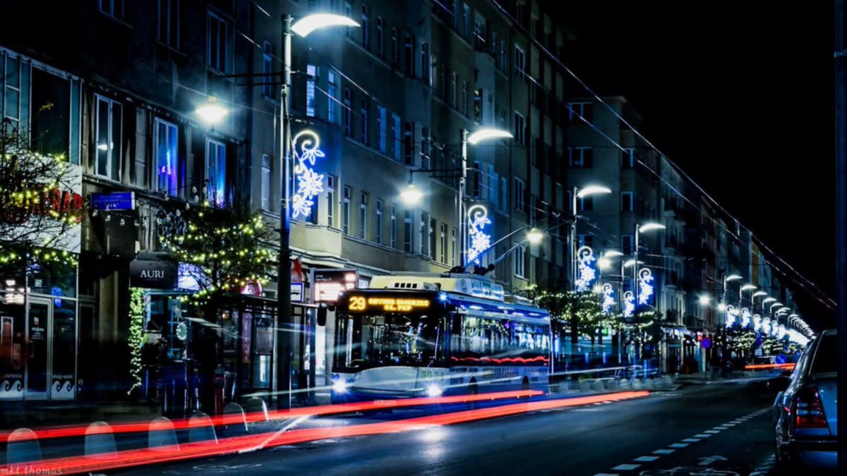 Śmigamy w stronę świąt. Jak Wam się podoba iluminacja na ulicy Świętojańskiej? 
#wGdyni
_________
Fot. Tomasz Schmidt /zdjęcie pochodzi z naszej facebookowej grupy Gdynia w obiektywie