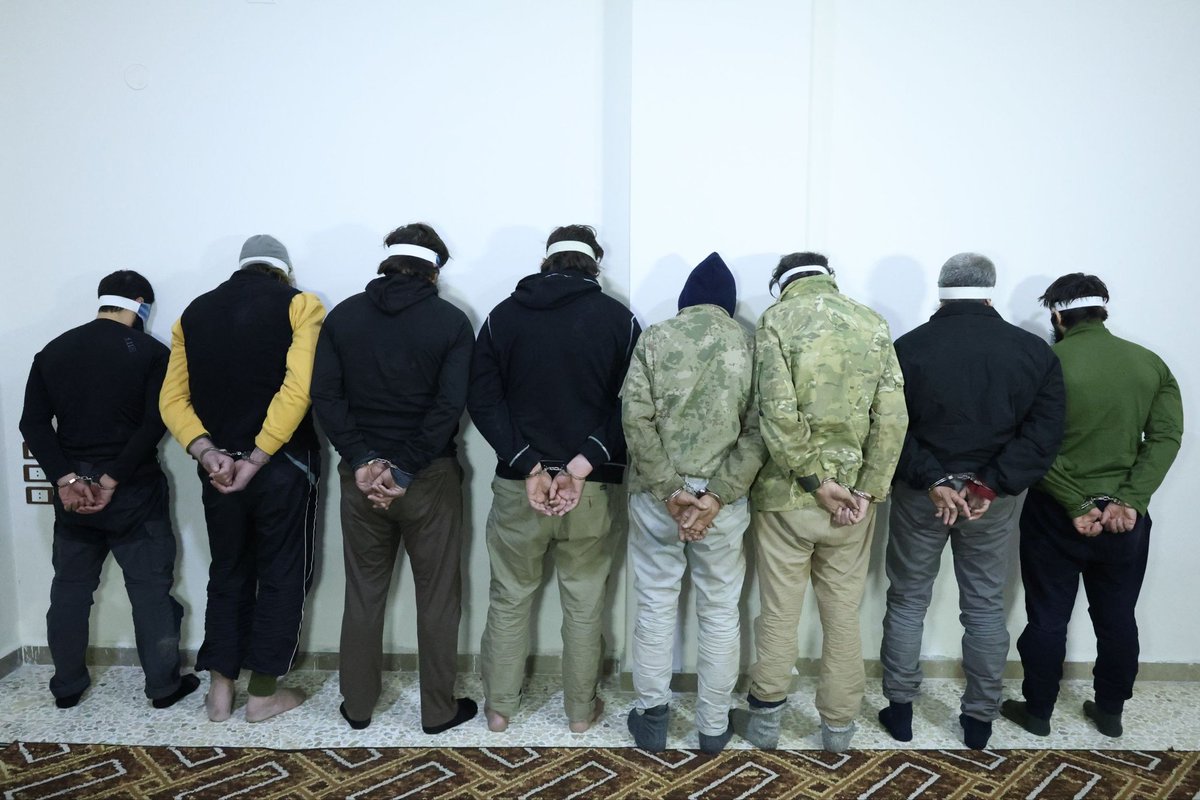 واضح أن القدرات الأمنية للدولة كبيرة وذلك يظهر من سرعة القبض على الخلية الإرهابية المسؤولة عن تنفيذ عدد من العمليات الإرهابية في إدلب وحلب في الأيام القليلة الماضية
هذا الأمر يظهر في جرائم القتل أيضا
هذه الخطوط الحمراء على حياة المواطنين وأمنهم أمر مبشر