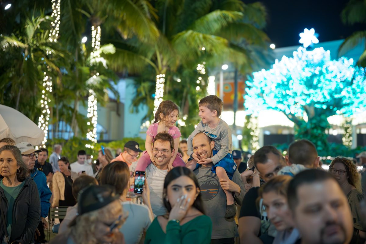 🕎✨Celebrate Chanukkah at CityPlace on Dec. 19 from 4–6 p.m.! Enjoy live music, a traditional menorah lighting, and treats like latkes and donuts as Palm Beach Synagogue West brings the warmth and light of the season. Learn more: CityPlace.com

📷: CityPlace West Palm