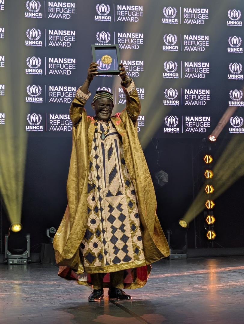 MuhimpunduYve's tweet image. Proud moment for Cameroon🇨🇲!

Witnessing Chief Azia receive the #NansenAward reminds us that leadership starts with empathy.

His story is a beacon of hope for refugee inclusion and I am so honored to collaborate with him in these endeavors

#WithRefugees