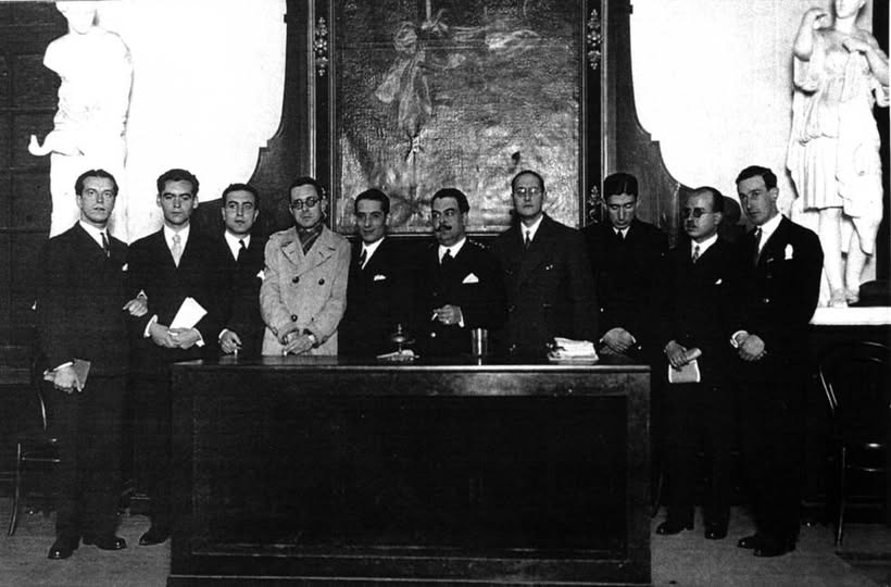 16 de diciembre de 1927. Un grupo de escritores se dan citan en el Ateneo de Sevilla, en un homenaje a Luis de Góngora con motivo de su tercer centenario. Se toman esta fotografía, hoy considerada la imagen fundacional de la Generación del 27, que toma su nombre, precisamente,