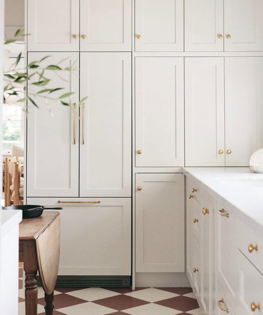 Glad to see checkered linoleum never went out of style.

<a href="/semihandmade/">Semihandmade</a> paintable DIY Shaker fronts in <a href="/BenjaminMooreCA/">Benjamin Moore CA</a>  Classic Gray on IKEA cabinets 

📸 and Design: Chalk White Arrow