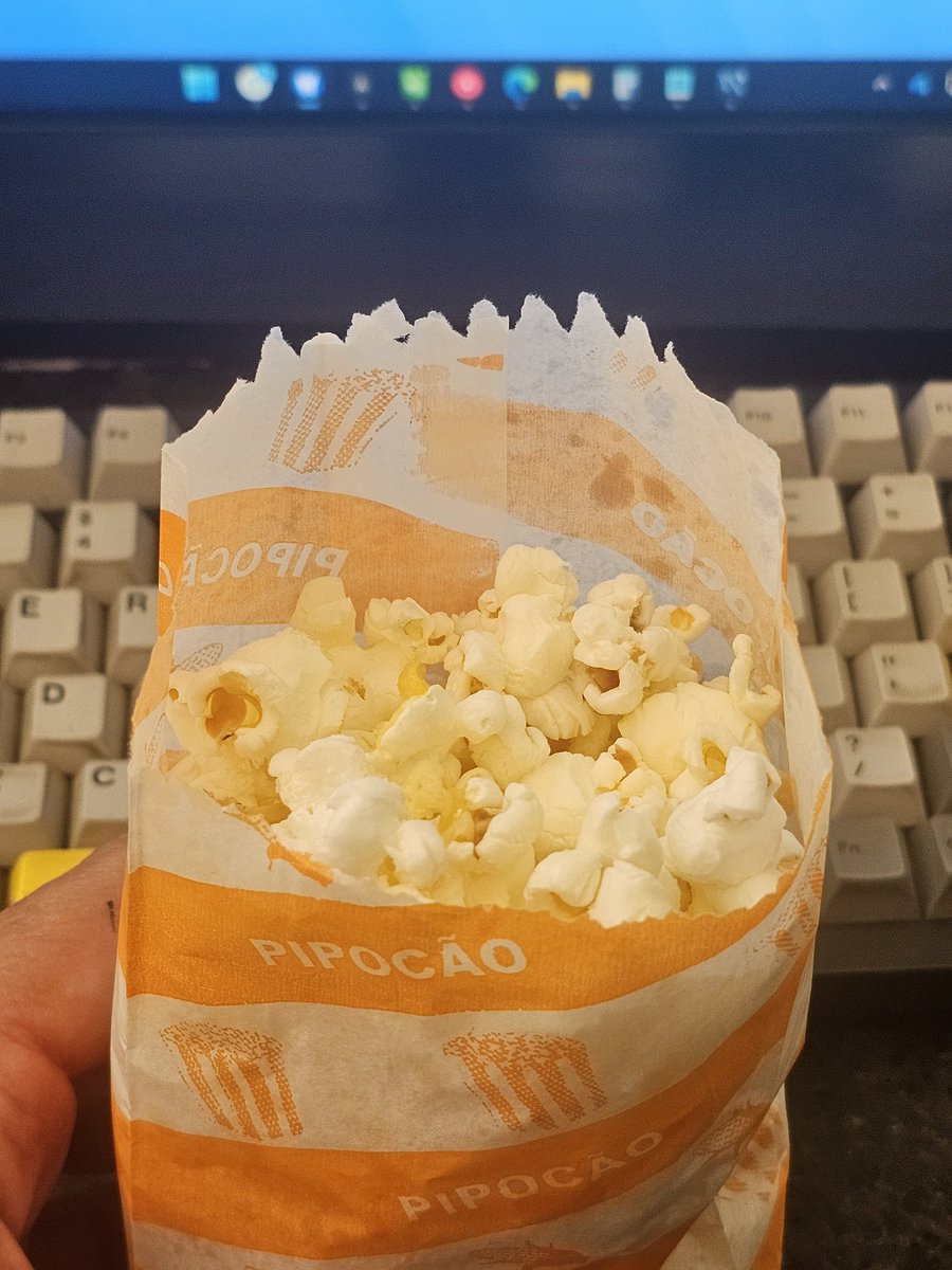 ilcpoligonal's tweet photo. Não está escrito o quanto estava com vontade de comer uma pipoca esses dias e do nada chega um cliente aqui com uma pra mim. 🤤 https://t.co/WdSBtN5DZl