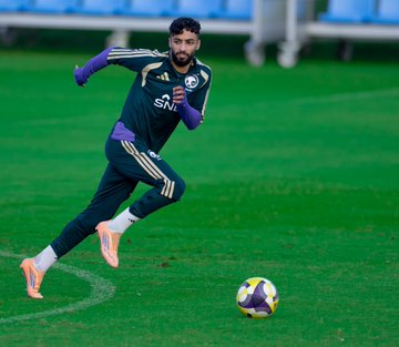 البلاد | معاك يالأخضر الأخضر يستأنف تدريباته استعدادًا للقاء الإمارات على برونزية كأس العرب. صحيفة البلاد | المنتخب السعودي | | السعودية الإمارات | 