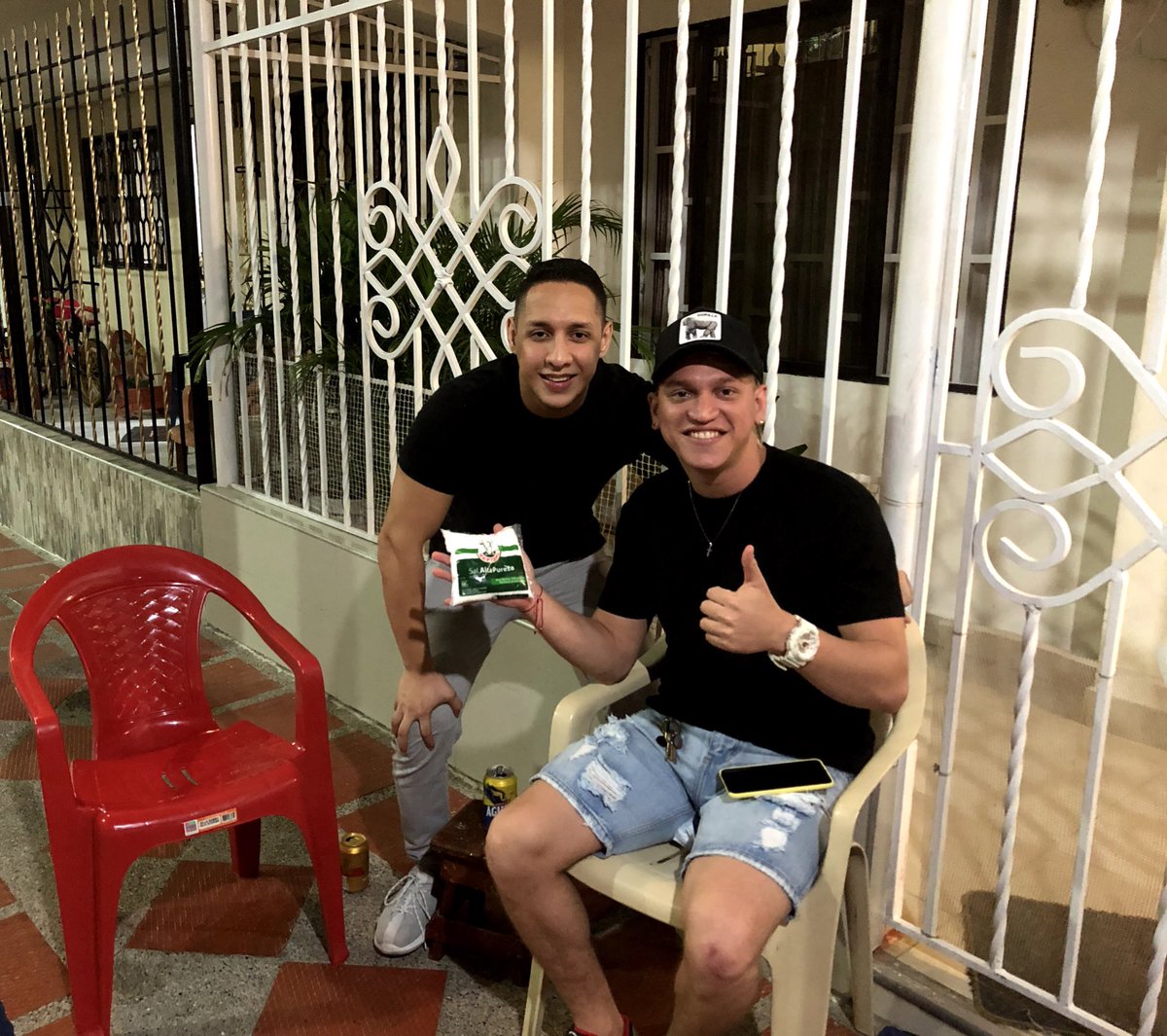 PretelEzequiel's tweet image. Ahora, en cada cumpleaños suyo (2 de diciembre) le regalo una bolsa de sal. Ya ganamos una Liga y vamos por la otra. 

Aquí una foto de la sal con @andreslora01 👇🏻