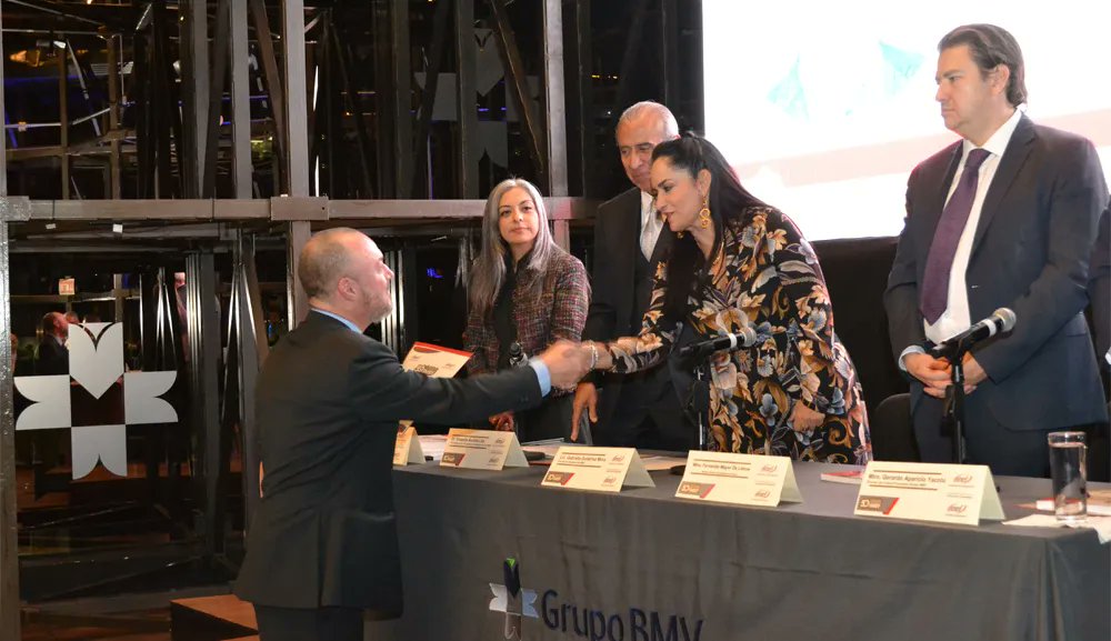 #PorSiNoLoViste El Dr. Fernando José Mariné Osorio, investigador de nuestra Facultad de Ciencias Actuariales (<a href="/ActuariaAnahuac/">Ciencias Actuariales</a>), fue reconocido por el IMEF por su destacada trayectoria y aportaciones a la investigación financiera en México. Un orgullo para nuestra Comunidad