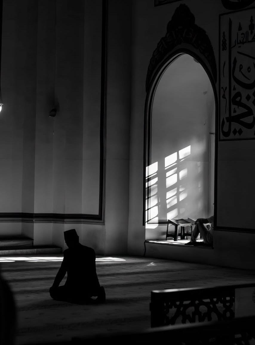 *وأطرُقُ بابَ الرحمنِ مُستمسكًا ، ومن دعاهُ أُجيبُت دعواه...!!!.* 🤍