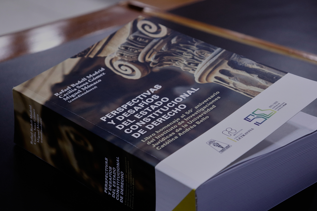InvestigaUCAB's tweet photo. 📣 Nuevo libro del Instituto de Investigaciones Jurídicas de @DerechoUCAB, disponible para descarga, compila perspectivas sobre el Estado Constitucional de Derecho. La publicación, coeditada por el sello #abediciones y @acienpol, reúne 32 ensayos: 🔗https://t.co/ORKdk8waLv https://t.co/meJ0BP2vaU