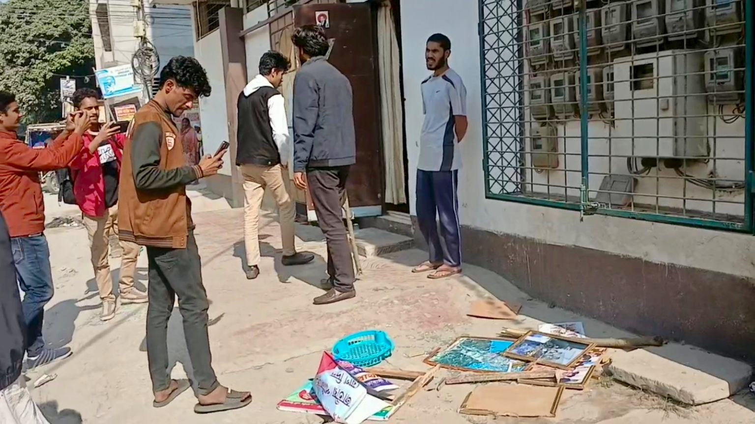 নওগাঁয় জাতীয় পার্টির অফিস ভাঙচুর করল ছাত্র-জনতা, মিটিং পণ্ড