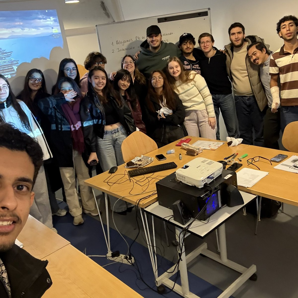CdlUvigo's tweet image. 🔚 The 🅰️2️⃣-level module is coming to an end! 🙂

🔚 ¡Terminando el nivel 🅰️2️⃣! 🙂

🔚 Rematando o nivel 🅰️2️⃣! 🙂

#centrodelinguasUVIGO @uvigo @campusspain #LCA #SomosUVigo #VivoUVigo #UVigo100x100