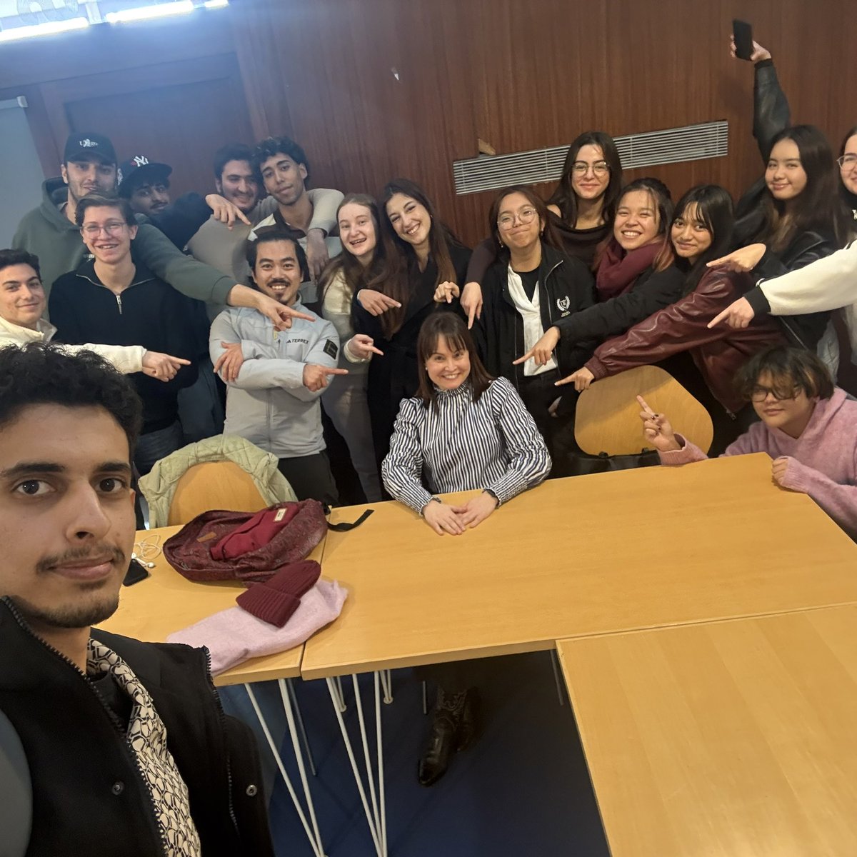 CdlUvigo's tweet image. 🔚 The 🅰️2️⃣-level module is coming to an end! 🙂

🔚 ¡Terminando el nivel 🅰️2️⃣! 🙂

🔚 Rematando o nivel 🅰️2️⃣! 🙂

#centrodelinguasUVIGO @uvigo @campusspain #LCA #SomosUVigo #VivoUVigo #UVigo100x100