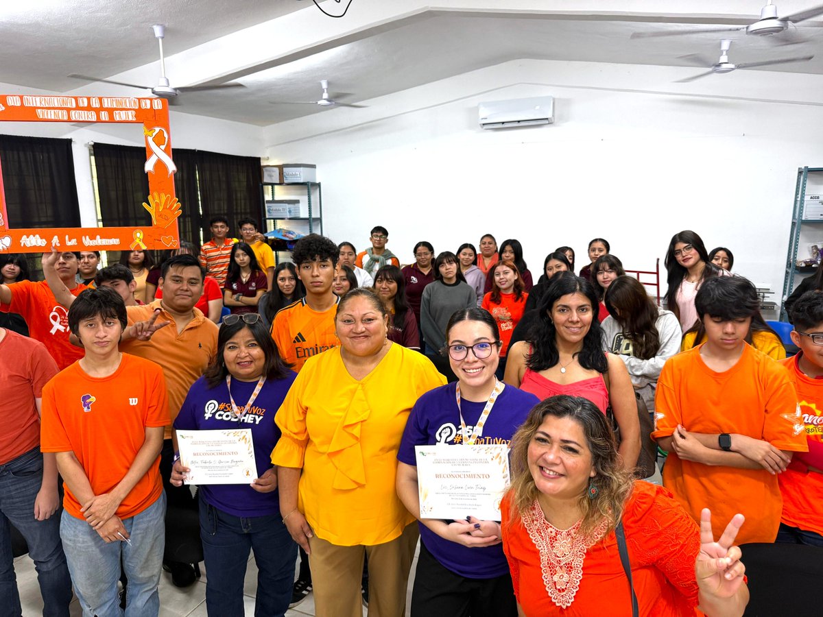 codhey's tweet image. 💜♀️✊ En #25N, la Unidad de Igualdad de Género de la #CODHEY dialogó con el estudiantado de Cecytey 08 Conkal sobre prevención y erradicación de la violencia contra las mujeres, y compartió rutas y recursos de apoyo. Gracias a la directora Jane Maribel Escobedo López. #SumaTuVoz