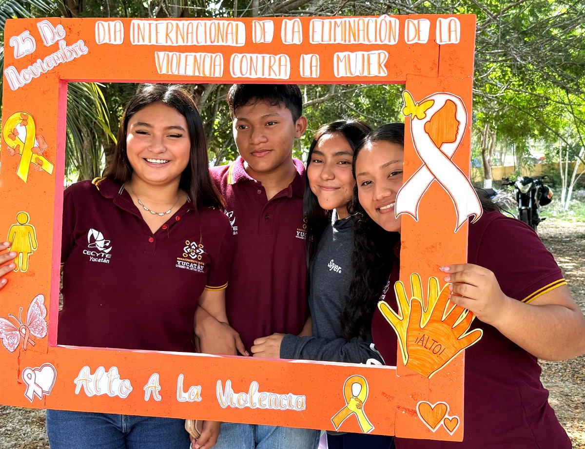 codhey's tweet image. 💜♀️✊ En #25N, la Unidad de Igualdad de Género de la #CODHEY dialogó con el estudiantado de Cecytey 08 Conkal sobre prevención y erradicación de la violencia contra las mujeres, y compartió rutas y recursos de apoyo. Gracias a la directora Jane Maribel Escobedo López. #SumaTuVoz