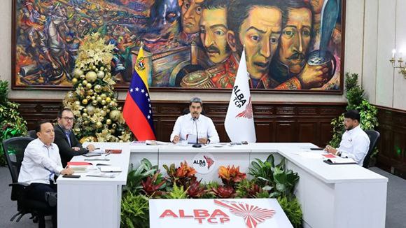 Azucena50043864's tweet photo. La solidaridad no es una palabra,es acción. Agradecemos al Presidente @NicolasMaduro y a Venezuela por proyectar en la #ALBATCP una Misión Energética para apoyar a Cuba, en los momentos complejos, la verdadera unión brilla. ¡Gracias por este gesto de hermanos!
#DeZurdaTeam https://t.co/NxlyZHOsNs