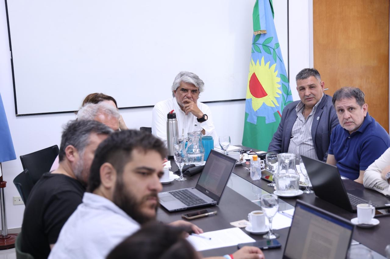 Kicillof elabora un proyecto de ley para regular el trabajo en plataformas: seguro a cargo de la empresa, acceso a salud, descuentos en materiales de trabajo y paradores seguros