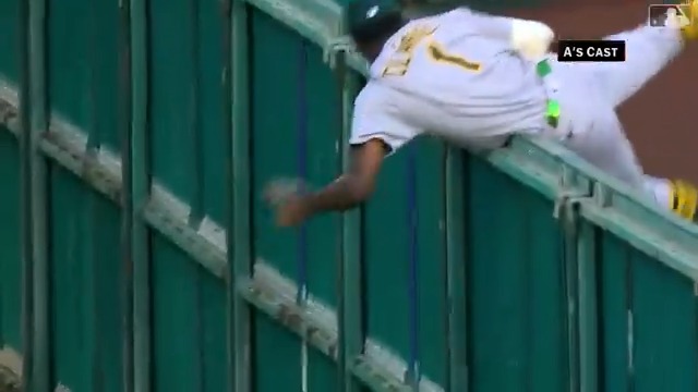 We’ll be talking about this catch by Denzel Clarke for a LONG time 🤯
MLB Network + @CapitalOne