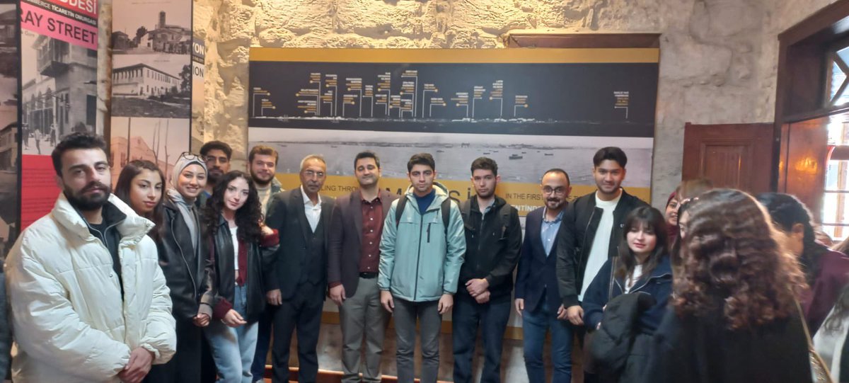 MÜ ÖĞRENCİLERİ İLE KENT TARİHİ MÜZESI’NDE “MEDENİYET OKUMALARI”
Mersin Üniversitesi İİBF Uluslararası İlişkiler Bl.tarafından Mersin Kent Tarihi Müzesi’ne yapılan ziyarette;
*MÜ-TDED Medeniyet Okumaları ve diğer öğrenci toplulukları ile   “Medeniyet Okumaları”  dersini  yaptık