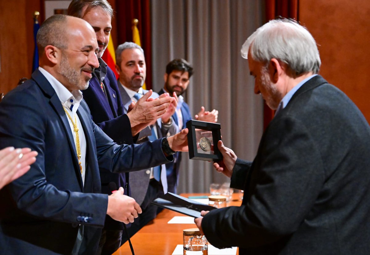 ajmanresa's tweet photo. 🏅 Joan Morros Torné ha rebut aquest dimarts la Medalla de la Ciutat al Mèrit Cultural de mans de l'alcalde @marc_aloy. És el reconeixement a la ingent tasca com a promotor cultural, impulsor de les arts escèniques a Manresa i una de les ànimes de la recuperació del Kursaal https://t.co/5Bj5Eu08NX