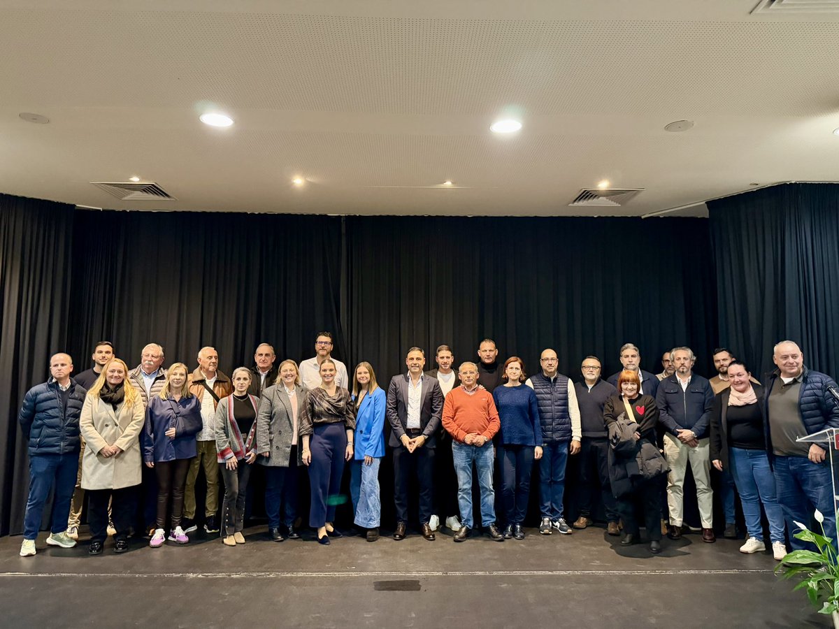 PPdeMallorca's tweet photo. 🔵 El @ppllucmajor reforça la seva organització per continuar impulsant el municipi.

Gabriel Rojo assumeix la presidència de la Junta Local, amb Simó Adrover com a secretari general, en una estructura pensada per guanyar eficàcia, presència al carrer i més dedicació a Llucmajor i totes les seves urbanitzacions.

🗣️ La batlessa @XiscaL ha destacat que aquesta organització permet separar responsabilitats i sumar esforços per estar encara més a prop dels veïnats.

Amb el suport de @MargaProhens i del partit, el projecte del PP a Llucmajor surt encara més fort, cohesionat i preparat per seguir donant respostes reals. 💙

🔗 https://t.co/nNbD1MBdTl