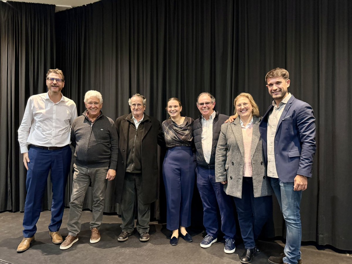 PPdeMallorca's tweet photo. 🔵 El @ppllucmajor reforça la seva organització per continuar impulsant el municipi.

Gabriel Rojo assumeix la presidència de la Junta Local, amb Simó Adrover com a secretari general, en una estructura pensada per guanyar eficàcia, presència al carrer i més dedicació a Llucmajor i totes les seves urbanitzacions.

🗣️ La batlessa @XiscaL ha destacat que aquesta organització permet separar responsabilitats i sumar esforços per estar encara més a prop dels veïnats.

Amb el suport de @MargaProhens i del partit, el projecte del PP a Llucmajor surt encara més fort, cohesionat i preparat per seguir donant respostes reals. 💙

🔗 https://t.co/nNbD1MBdTl