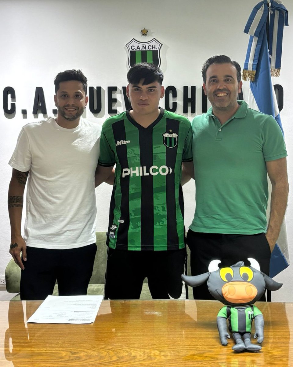 alasurteam's tweet photo. Primer contrato profesional para Damián Diaz con Nueva Chicago! 
Un objetivo cumplido y el inicio de un nuevo desafío en su carrera. Gracias Dami por confiar en Ala Sur para acompañarte en este camino, ¡Felicitaciones!
#AlaSur https://t.co/LuCpYgZAd1