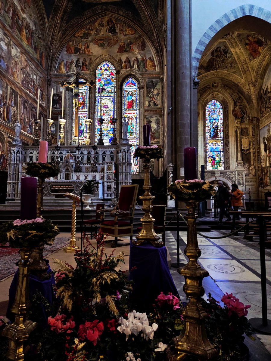 フィレンツェのSanta Maria Novella教会。 ステンドグラスの美しさも
