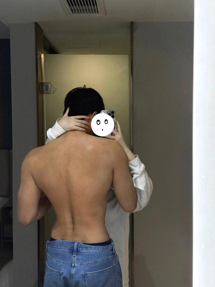 如果我长的好看我会天天发自拍 
如果我身材好我会天天秀身材 
如果我声音好听我就不打字打语音 
如果我游戏打的好我会天天晒战绩 
可是我一样都没占 只会约到了宽肩窄腰发照片