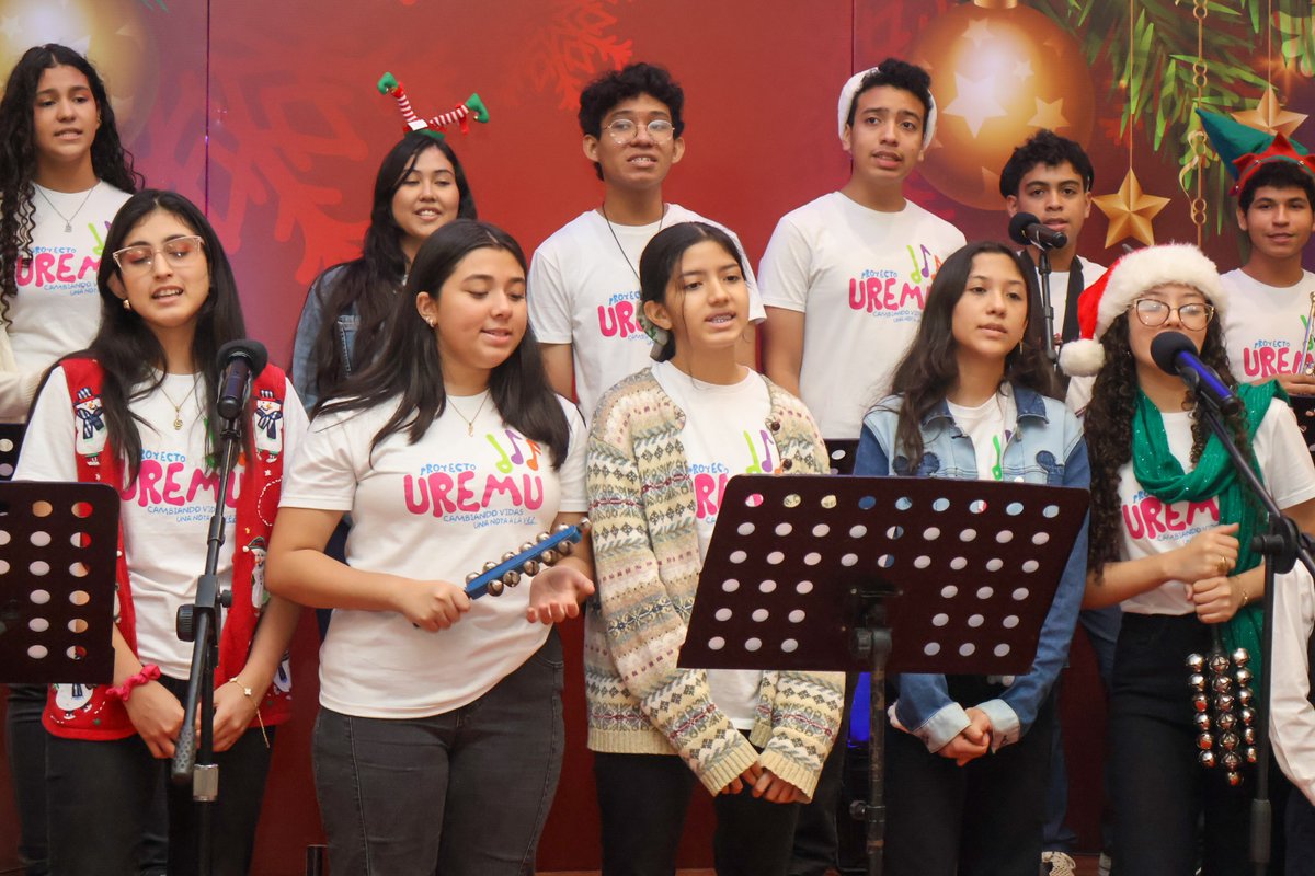 El lunes en el Bazar Navideño estuvo lleno de música y talento. 🎄✨
Disfrutamos de la presentación del Coro del Proyecto UREMU y del talento de Franklin Deras, creando un ambiente especial para compartir en familia.

#BazarNavideño #Expocentro #SPS