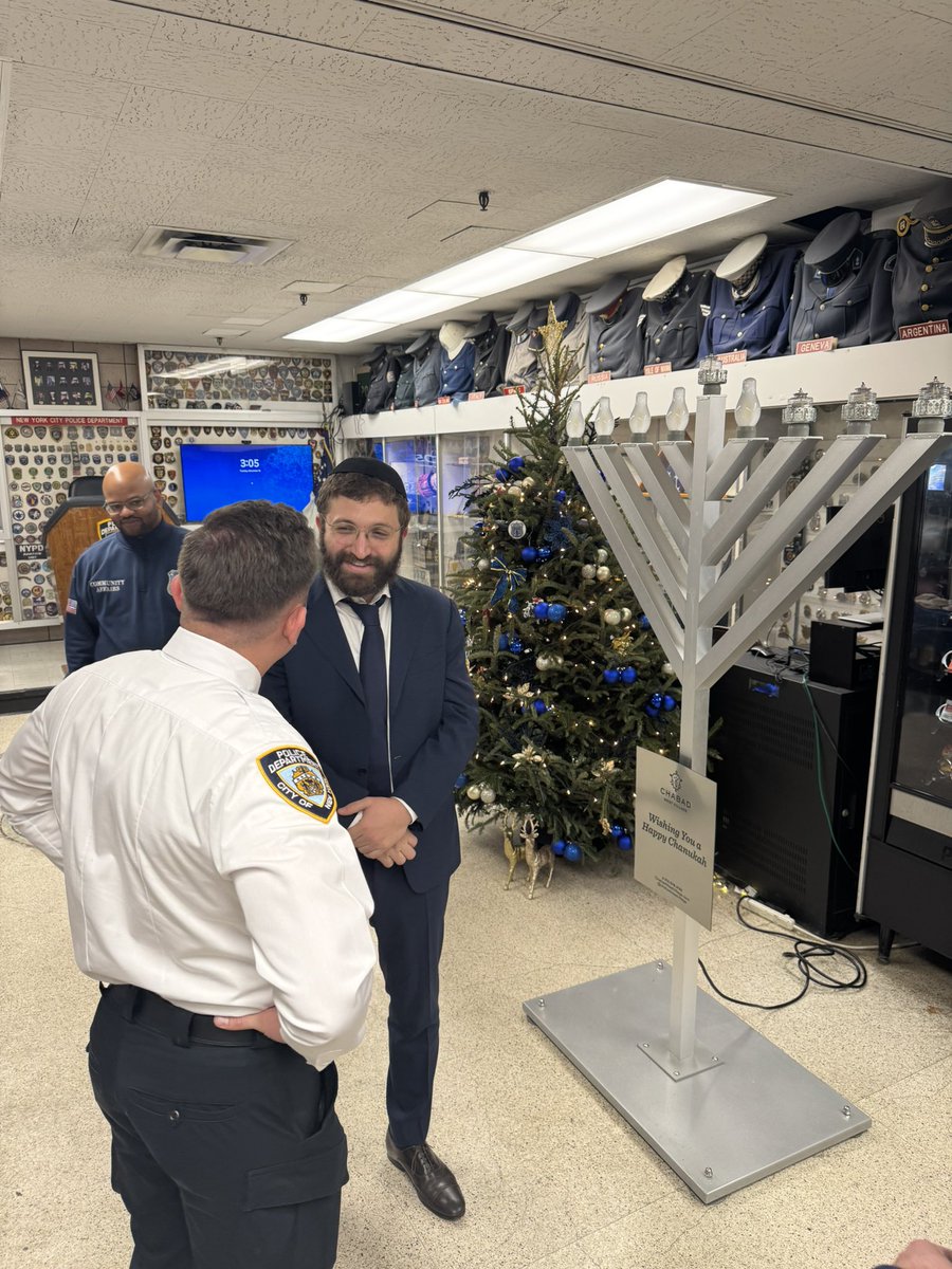 NYPD 6th Precinct tweet media