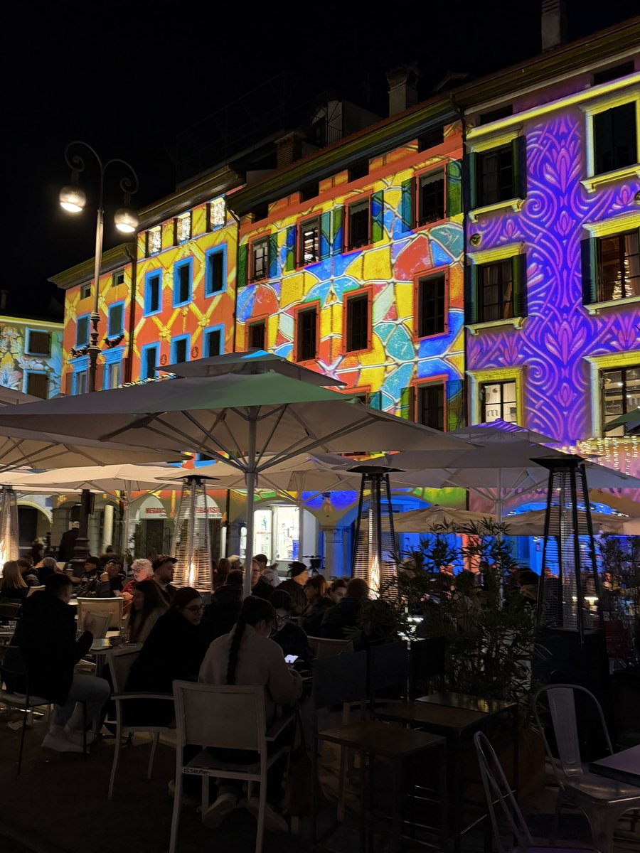 luatom's tweet photo. Natale a #Udine 🧡❤️🩷💙💛💚✨ #fvglive https://t.co/JvOqndK6E0