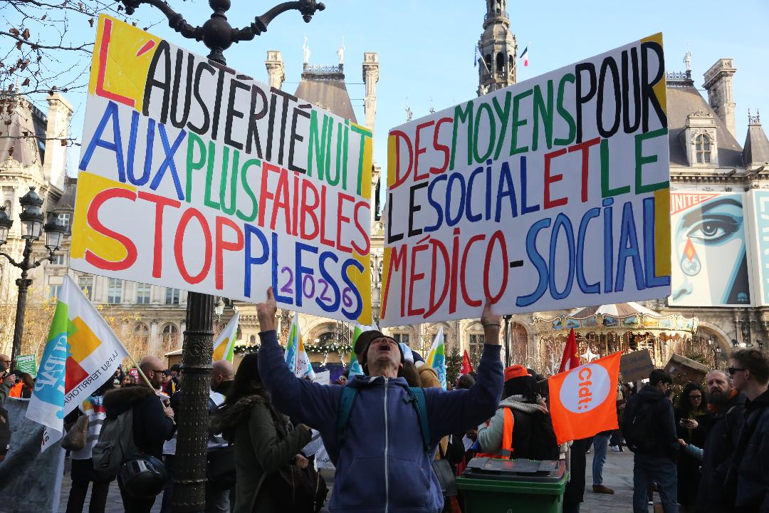 Voltuan's tweet photo. 👋Soutien au personnel du #social #medicosocial et à celles et ceux de la Ville de #Paris ( #asem etc. ) = #mardi16décembre2025 stop #austérité #plfss #plfss2026 !! / #Voltuan #VoltuanReddé activiste international @julienbellver @PaulLarrouturou @Camille_Vigogne @eanizon @afpfr https://t.co/vlMFwhvnva