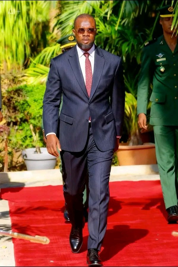 Maamekhalifaaa's tweet image. « Je ne suis pas votre chef. Je suis votre mandataire. La main qui signe est votre main. La voix qui parle est votre voix collective. »
(Ousmane SONKO)
 ✊🏽🌍🇸🇳💝✅