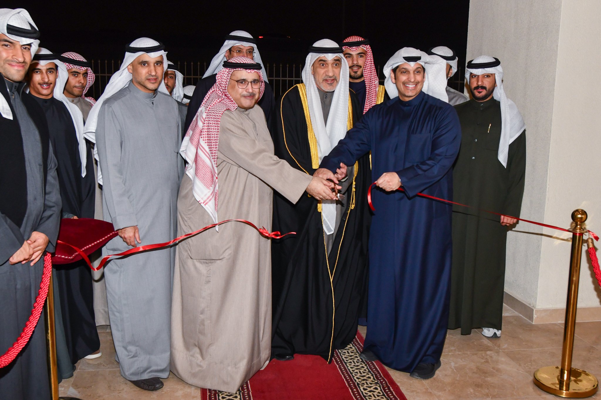 اليوسف يفتتح استاد نايف الدبوس ومجمع صالات الألعاب الجماعية بنادي الفحيحيل. المجمع يضم استادًا بسعة 12 ألف متفرج وصالات للألعاب الجماعية. المطيري: المجمع الرياضي يجسد الحرص والدعم المتواصل الذي توليه القيادة السياسية للقطاعين الرياضي والشبابي 