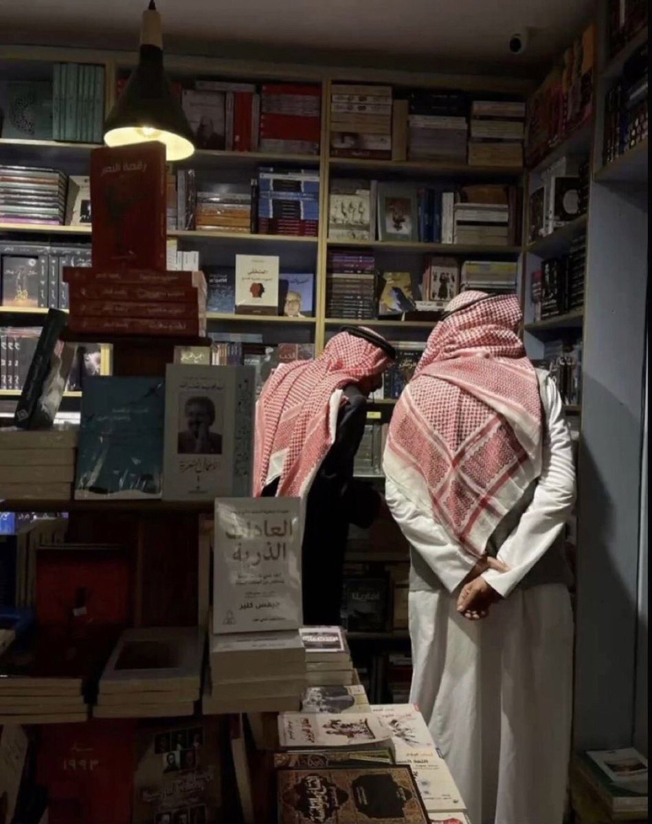 مشهد بعنوان:

"لَا تَصحَـبَنَّ سَفِيهًا مَا حَيِيتَ وَ كُنْ 
لِذِي التَّأدُّبِ وَ الأفْضَالِ مُصطَحِبَا"